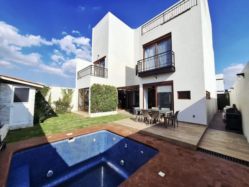 Venta de Casa de Autor con Alberca en Zibatá.