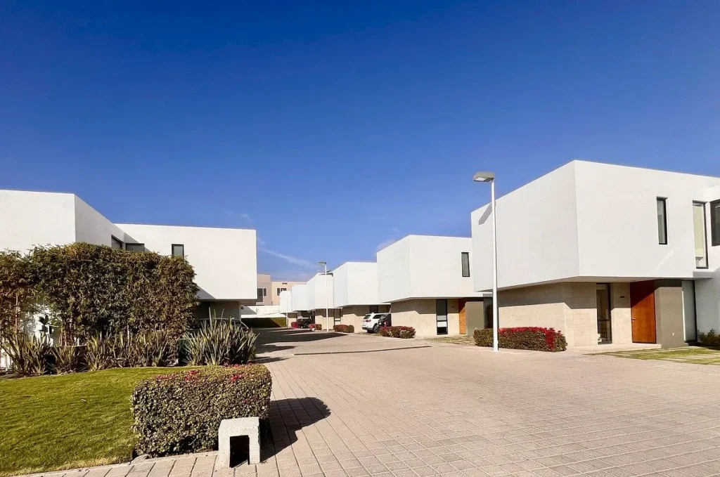 Casa en Renta en Valle de Juriquilla con enorme área flex (recámara, TV)