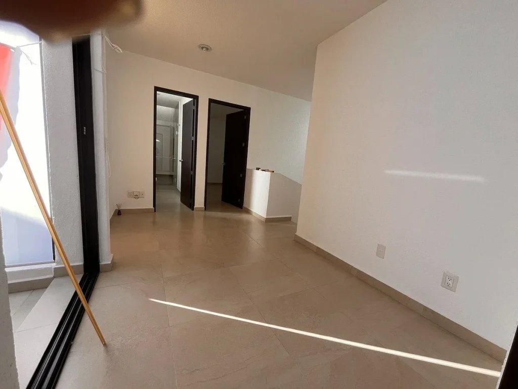 Casa en Renta en Valle de Juriquilla con enorme área flex (recámara, TV)