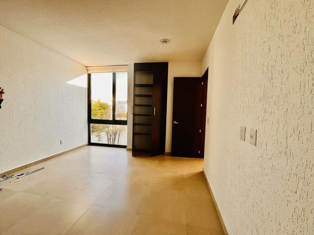 Casa en Renta en Valle de Juriquilla con enorme área flex (recámara, TV)
