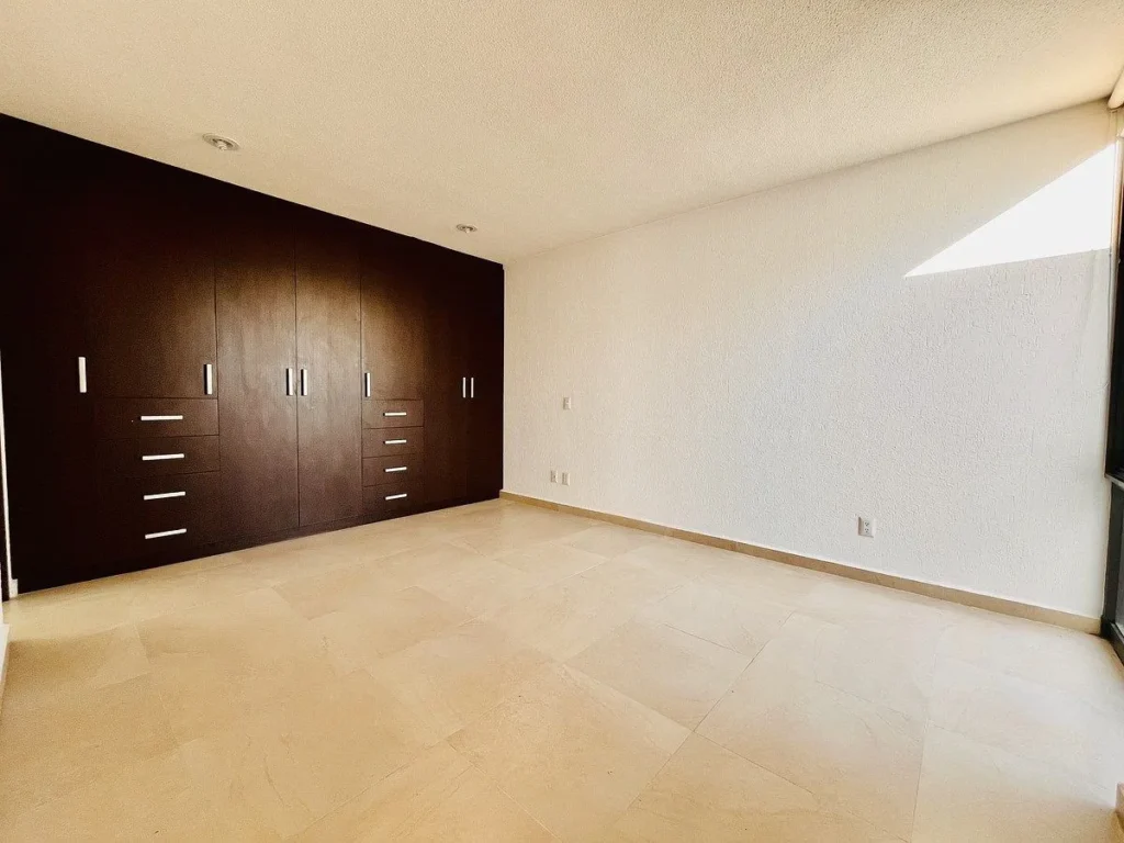 Casa en Renta en Valle de Juriquilla con enorme área flex (recámara, TV)