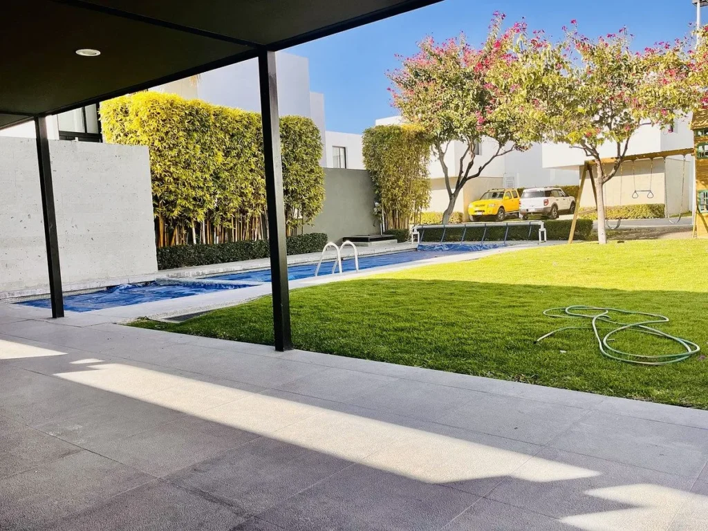 Casa en Renta en Valle de Juriquilla con enorme área flex (recámara, TV)