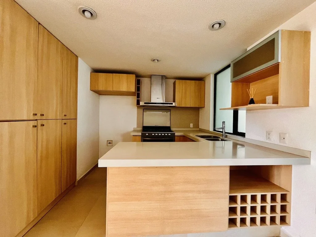 Casa en Renta en Valle de Juriquilla con enorme área flex (recámara, TV)