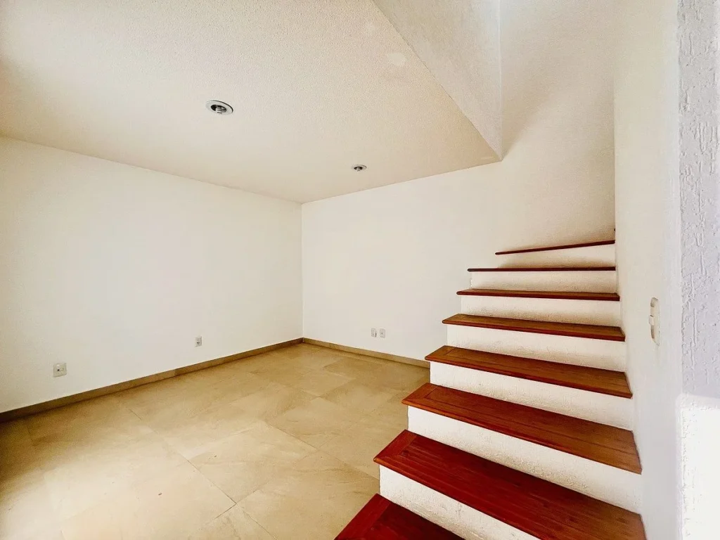 Casa en Renta en Valle de Juriquilla con enorme área flex (recámara, TV)