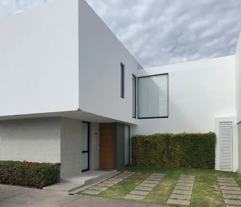 Casa en Renta en Valle de Juriquilla con enorme área flex (recámara, TV)