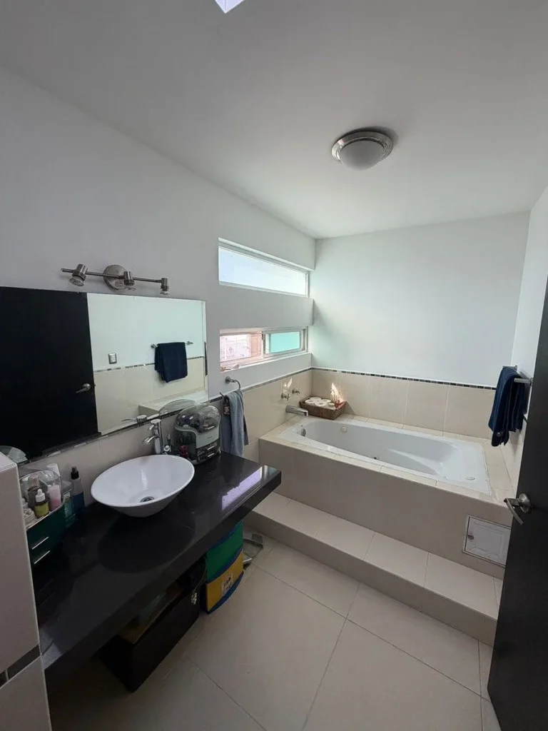 CASA DE AUTOR EN VENTA EN MILENIO III