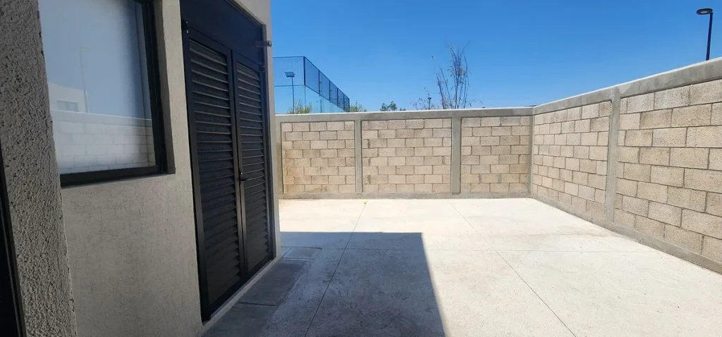 CASA EN ESQUINA NUEVA A ESTRENAR