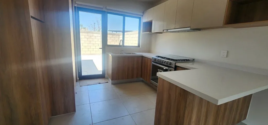 CASA EN ESQUINA NUEVA A ESTRENAR