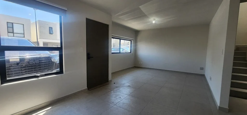 CASA EN ESQUINA NUEVA A ESTRENAR