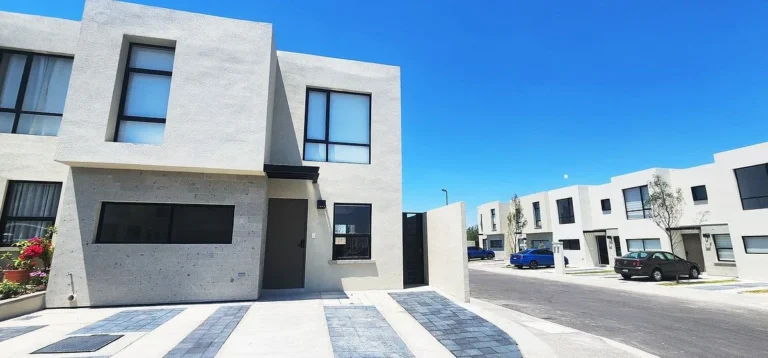CASA EN ESQUINA NUEVA A ESTRENAR