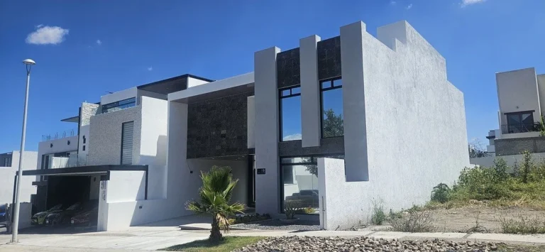 Casa en venta en Zibata con Alberca