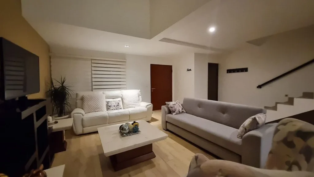 SE RENTA CASA CON ROOF Y DOBLE ALTURA EN ZIBATÁ