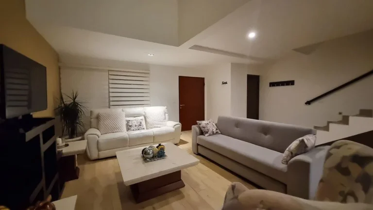 SE RENTA CASA CON ROOF Y DOBLE ALTURA EN ZIBATÁ