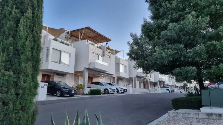 SE RENTA CASA CON ROOF Y DOBLE ALTURA EN ZIBATÁ