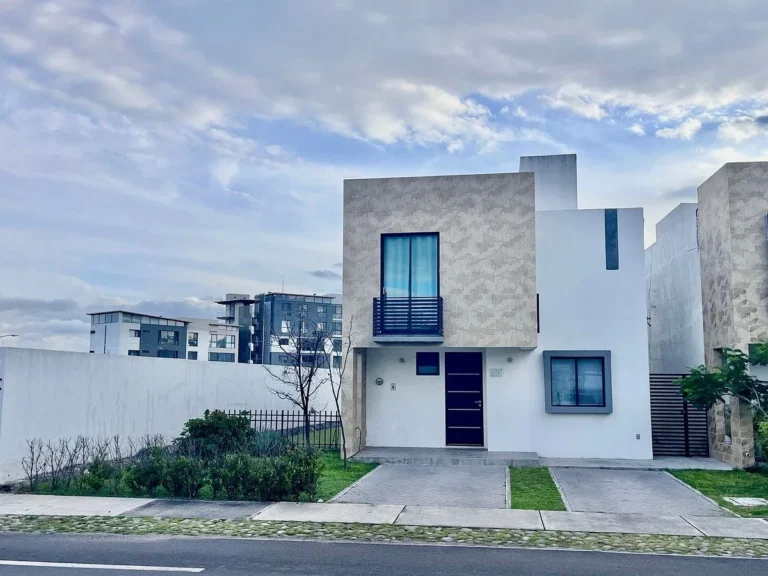 RENTA DE CASA EN LA VISTA, QRO. ESQUINA CON EXCEDENTE