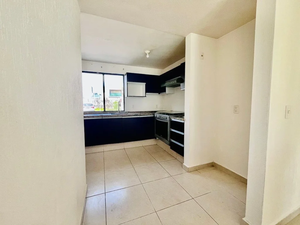 RENTA DE CASA EN LA VISTA, QRO. ESQUINA CON EXCEDENTE