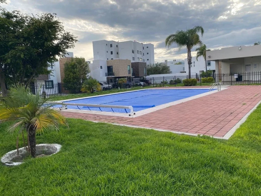 RENTA DE CASA EN LA VISTA, QRO. ESQUINA CON EXCEDENTE