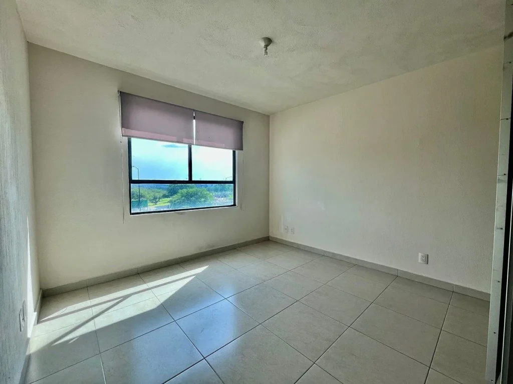 RENTA DE CASA EN LA VISTA, QRO. ESQUINA CON EXCEDENTE