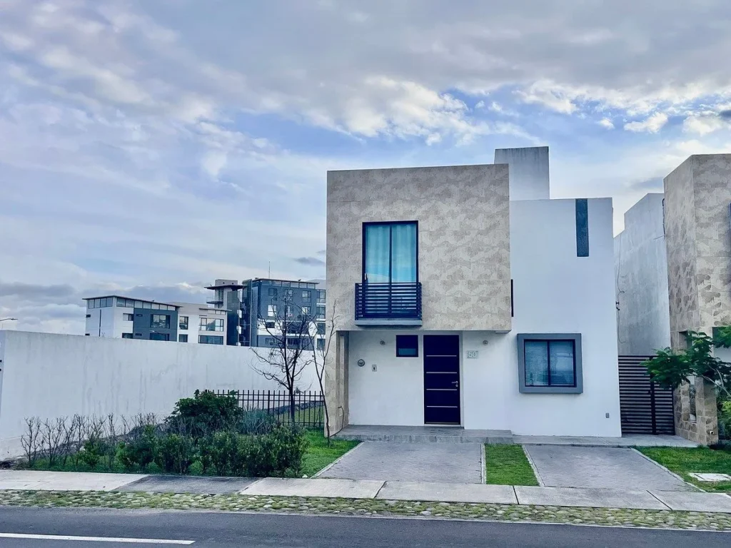 RENTA DE CASA EN LA VISTA, QRO. ESQUINA CON EXCEDENTE