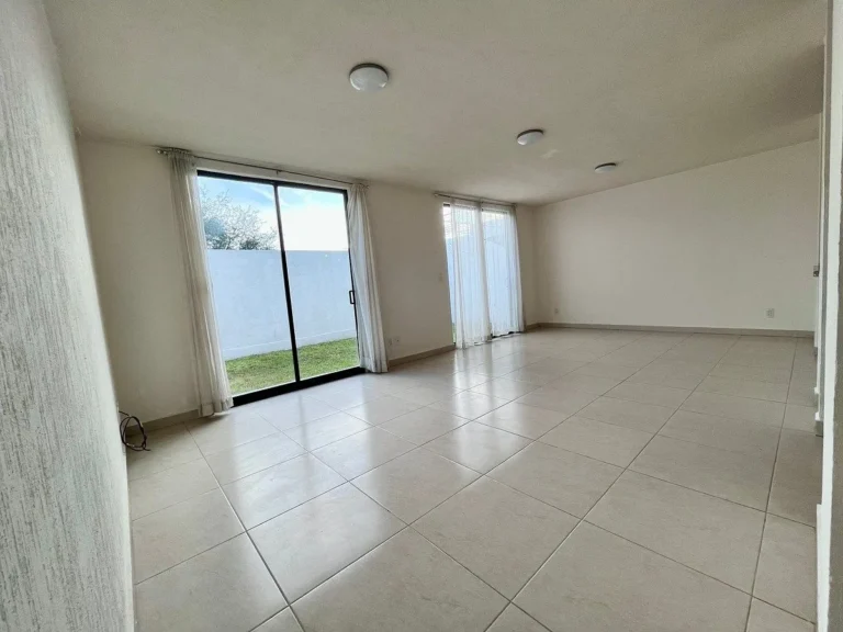 RENTA DE CASA EN LA VISTA, QRO. ESQUINA CON EXCEDENTE