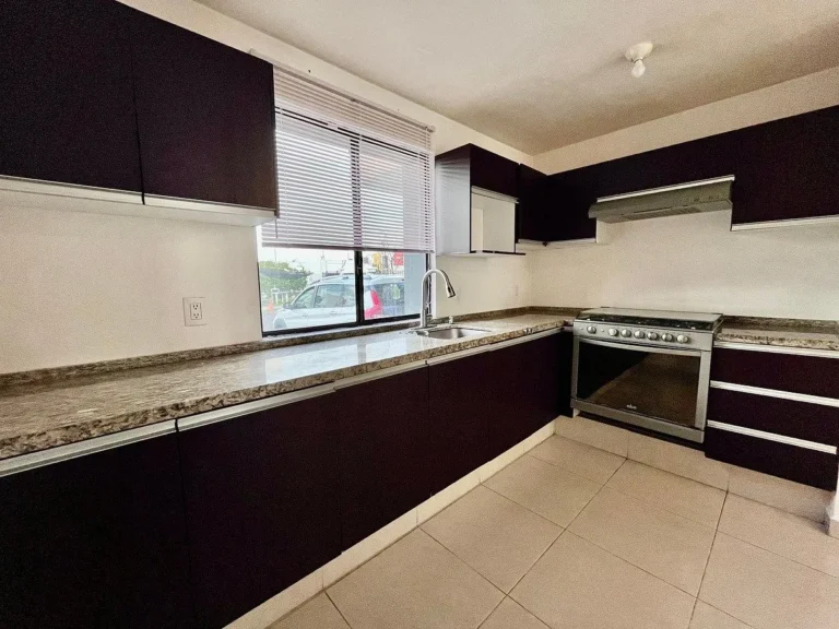 RENTA DE CASA EN LA VISTA, QRO. ESQUINA CON EXCEDENTE