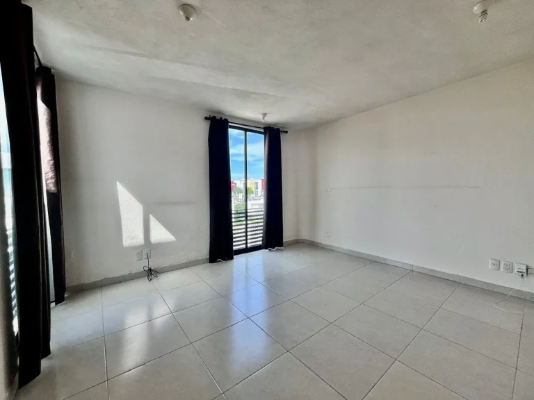 RENTA DE CASA EN LA VISTA, QRO. ESQUINA CON EXCEDENTE
