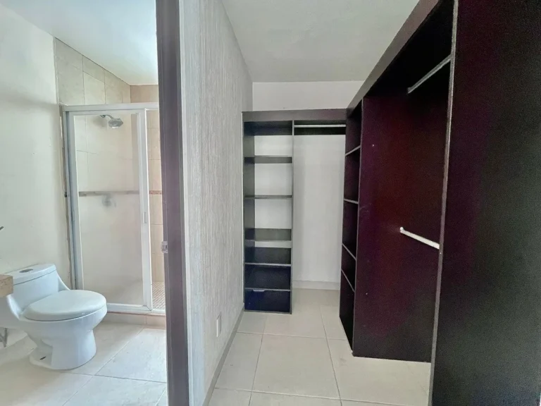 RENTA DE CASA EN LA VISTA, QRO. ESQUINA CON EXCEDENTE