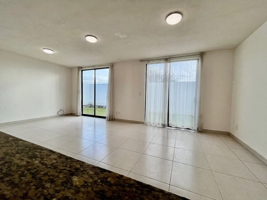 RENTA DE CASA EN LA VISTA, QRO. ESQUINA CON EXCEDENTE