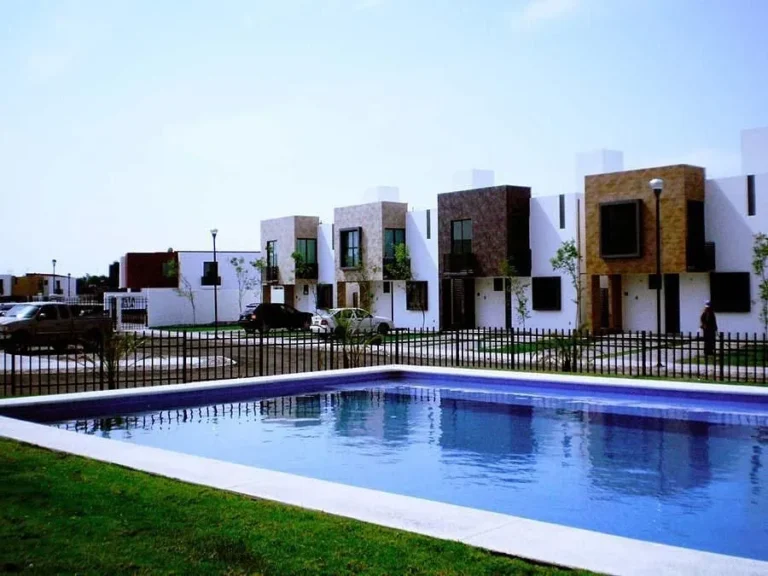 RENTA DE CASA EN LA VISTA, QRO. ESQUINA CON EXCEDENTE