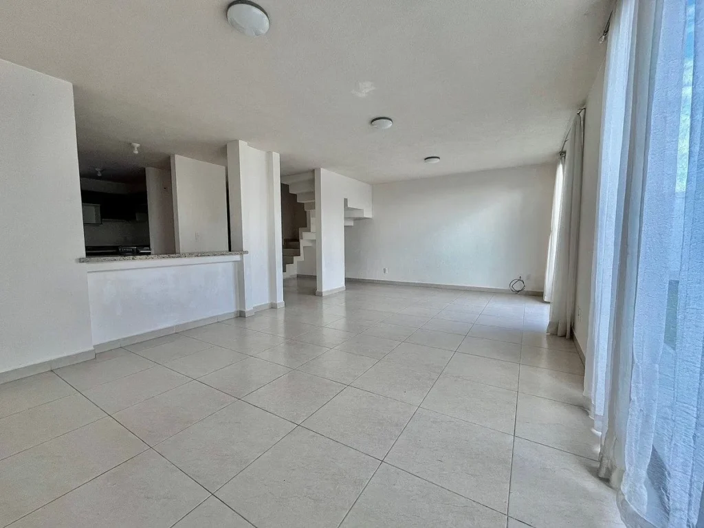 RENTA DE CASA EN LA VISTA, QRO. ESQUINA CON EXCEDENTE