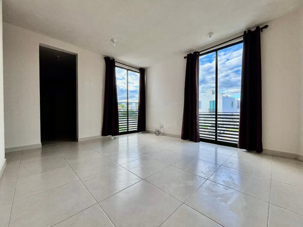 RENTA DE CASA EN LA VISTA, QRO. ESQUINA CON EXCEDENTE